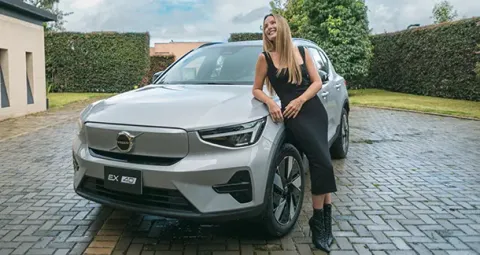 mujer junto al volvo EX40